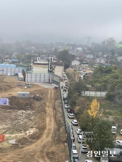 3일 가평군 가평읍 달전리 마을 안길이 남이섬 방문객 차량으로 몸살을 앓고 있다. 2024.11.3 가평/김민수기자kms@kyeongin.com