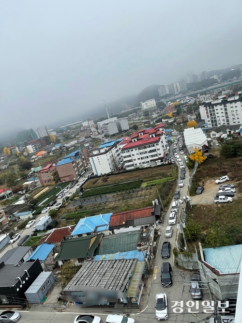 3일 가평군 가평읍 달전리 마을 안길이 남이섬 방문객 차량으로 인해 교통정체를 빚고 있다. 2024.11.3 가평/김민수기자kms@kyeongin.com