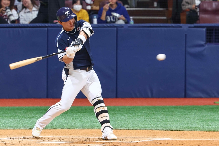 2일 오후 서울 구로구 고척스카이돔에서 열린 2024 WBSC 프리미어 12 평가전 한국과 쿠바의 경기. 2회초 선두타자 윤동희의 솔로홈런 직후 박동원이 2루타를 치고 있다. 2024.11.2 /연합뉴스