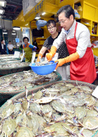 전통시장·中企 곳곳 발품… 상인·근로자와 열린 소통