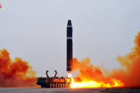 북한, ICBM 기습발사… 김여정 