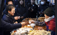 김동연 경기도지사, 오색시장서 '새해 덕담' 민생행보