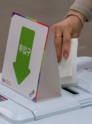 [영상+]사전투표 첫날 투표율 오전 11시 5.09%… 지난 총선보다 1.37%p↑