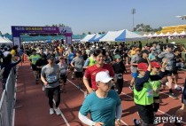 '제21회 여주세종대왕마라톤' 종합운동장 첫 스타트 '성황'