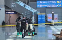 공항 출국장 '정체불명 흑색가루'… 