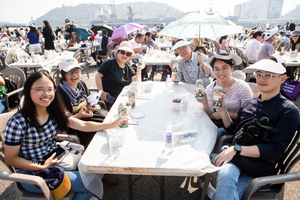 “닭강정에 맥주 한 잔” 10여개국 관광객 인천에 모인다