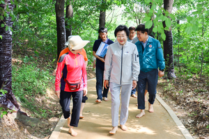 [포토] 이천 설봉산 만남의 쉼터부터 호암약수코스 황톳길 준공