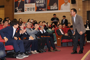 홍철호 신임 정무수석 역할론 부상...윤대통령 화환 들고 개혁신당 전대 찾아...이 대표도 “윤대통령께 감사”