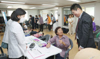 인천 중구 찾아가는 통합이동진료… 어르신 '엄지척'