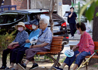 오히려 집이 나을듯… 몸도 마음도 불편한 '무더위 쉼터'