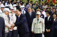 [포토] 윤석열 대통령, 6·25전쟁 74주년 맞아 국가유공자 위로