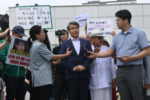 최재영 목사, 공직 선거법 조사 차 경찰 출석… “디올백과 무관한 물타기”