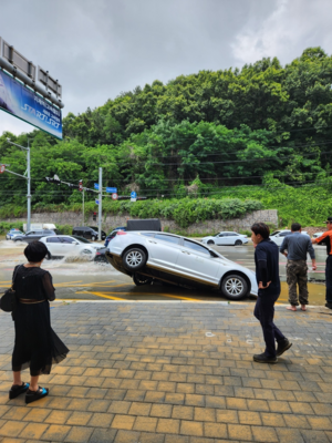 평택 이충동사거리서 싱크홀 발생… 노후수도관 파손 원인