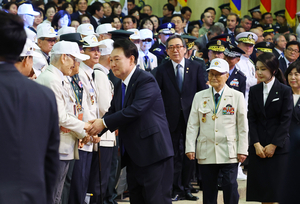 윤 대통령, 6·25 전쟁 제74주년 행사 참석...“대한민국의 영웅들에게 최고의 예우로 보답”