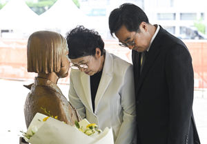 “아픈 역사 반복하지 말아야” 김동연, 기억의 꽃배달 마지막 참여