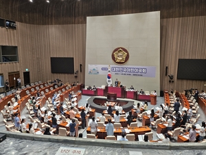 전국서 모인 어린이 국회의원들, 법안 토의하며 민주주의 배웠다