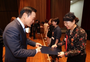 경기도교육청, 퇴직 교원 훈·포장 및 표창장 전수식 개최