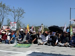 “정부는 20만t 즉각 격리하고, 양곡관리법 개정하라!”