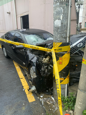 부천 주택가서 80대 운전자 전봇대 들이받아… 3명 부상