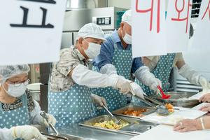 용인시의회 이창식 부의장, 수지노인복지관 찾아 배식 봉사 펼쳐