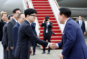 윤 대통령, 체코 공식 방문차 출국… 한동훈 대표 환송