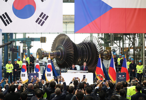 윤 대통령, 체코 두산스코다파워 방문 ...“대한민국과 체코가 함께 짓는 원전 비전 제시”