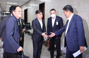 민주당-의협, 2시간 비공개 간담회…“의료붕괴 심각성 인식 함께 나눠”