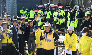 [영상+] 납북자가족모임 대북전단 살포 취소… 주민 등 저지에 무산