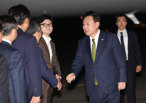 윤대통령, 동남아 순방 마치고 성남 공항 도착…한동훈 마중