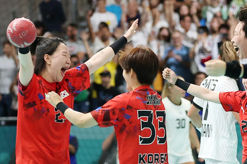 한국 여자 핸드볼, 독일에 짜릿한 재역전승…8강 청신호