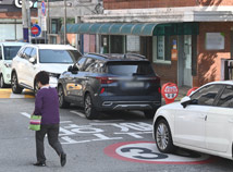 경로당앞도 지정 안해… 홀대 받는 '노인보호구역'